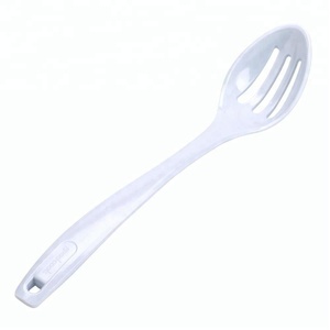 Cuchara de sopa ranurada de plástico blanco cucharón de pasta - Product Image 1