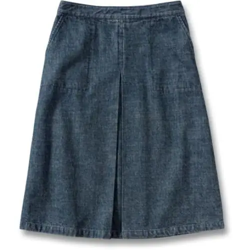 Single Pleat Denim Skirt back zip entry quarter top pockets on the front increase the slimming effect.