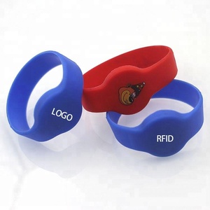 Yüksek kaliteli RFID silikon bilekliği su geçirmez kimlik RFID erişim kontrol kartı kimlik kauçuk yüzme havuzu için bilezikler