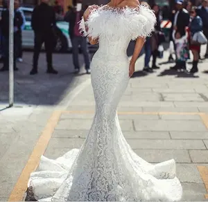 अरबी बंद कंधे आइवरी आधुनिक फीता मरमेड शादी की पोशाक के साथ पंख