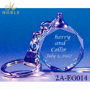 水晶钥匙链作为婚礼礼物为客人的青睐
