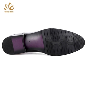 Nero lucido in pelle <span class=keywords><strong>elegante</strong></span> da <span class=keywords><strong>uomo</strong></span> scarpe da sposa scarpe da <span class=keywords><strong>uomo</strong></span> di alta qualità in vera pelle EVA scarpe invernali per gli uomini in gomma - Product Image 6