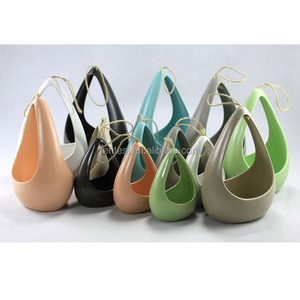 China artesanía <span class=keywords><strong>de</strong></span> cerámica cesta forma porcelana <span class=keywords><strong>colgar</strong></span> floreros <span class=keywords><strong>macetas</strong></span> al por mayor - Product Image 1