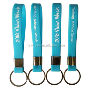 Sıcak satış özel Logo Ad döngü PVC anahtarlık silikon bileklik promosyon anahtarlıklar ve Carabiners ile Metal klip & yüzük