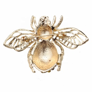 Broche de insecto de abeja pequeña de cristal bonito chapado en oro, joyería de moda para niños y adultos para boda, fiesta, compromiso, aleación - Product Image 2