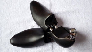 Expansor de zapatos pintado con Árbol de madera negro teñido de fábrica para una organización eficiente de los zapatos - Product Image 3