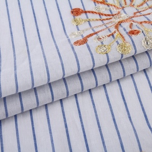 <span class=keywords><strong>Tissu</strong></span> en coton <span class=keywords><strong>blanc</strong></span> <span class=keywords><strong>et</strong></span> <span class=keywords><strong>bleu</strong></span>, teint en fil, à rayures, avec broderie florale faite à la main, pour robe - Product Image 2