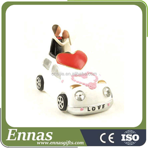 Novia y el novio en la boda del polyresin coche banco el dinero para los regalos - Product Image 1