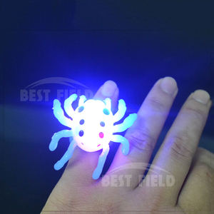 Anillo LED intermitente de araña de Halloween hecho de material de PVC duradero - Product Image 2