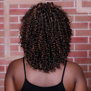 Brevi Parrucche per Le Donne Nere <span class=keywords><strong>Parrucca</strong></span> riccia <span class=keywords><strong>parrucca</strong></span> Sintetica Sguardo Reale Qualità A Buon Mercato Resistente Al Calore in fibra dei <span class=keywords><strong>capelli</strong></span> - Product Image 4