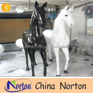 Commercio all'ingrosso della fabbrica a buon mercato a grandezza naturale bianco/nero <span class=keywords><strong>in</strong></span> fibra di vetro decorazione del <span class=keywords><strong>cavallo</strong></span> statua di arte moderna all'aperto ornamento di natale per i regali - Product Image 3