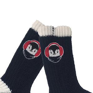 Vente en gros de chaussettes en tricot à imprimé animal-Chaussettes d'hiver antidérapantes pour femmes avec poignées en silicone, chaussettes floues à texture de pull OEM - Product Image 5