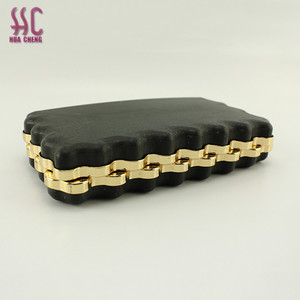 Qualité garantie <span class=keywords><strong>prix</strong></span> correct vague forme sac à main <span class=keywords><strong>en</strong></span> métal avec boîte <span class=keywords><strong>en</strong></span> plastique noire - Product Image 4