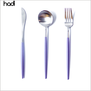 Ristorante commerciale Vintage fornisce Guangzhou placcato oro in acciaio inox Set di posate con manico bianco - Product Image 3
