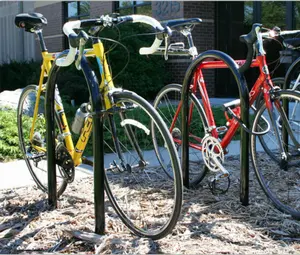 Boden montierter Fahrrad abstellplatz aus Stahl im Freien