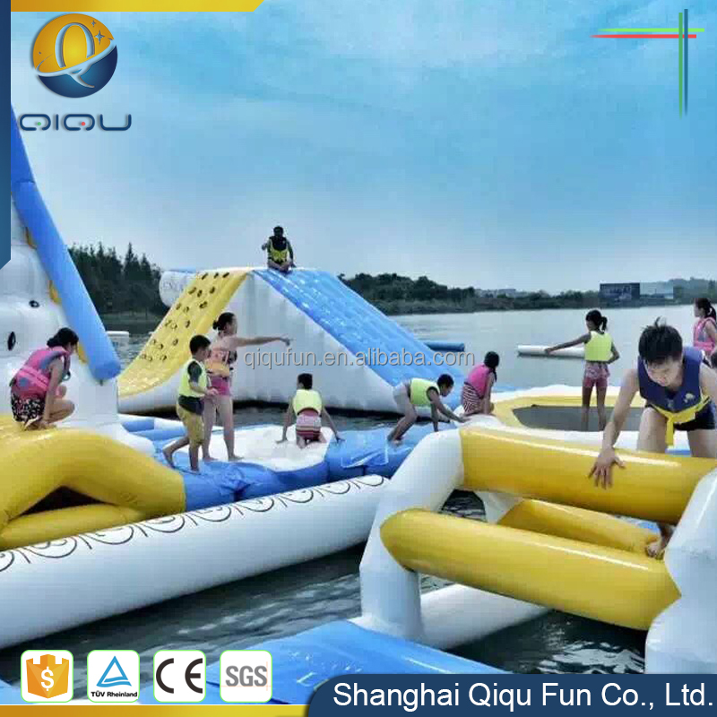 Chinois usine PVC trampoline aqua fun gonflable parc aquatique avec chute libre et l'eau trampoline