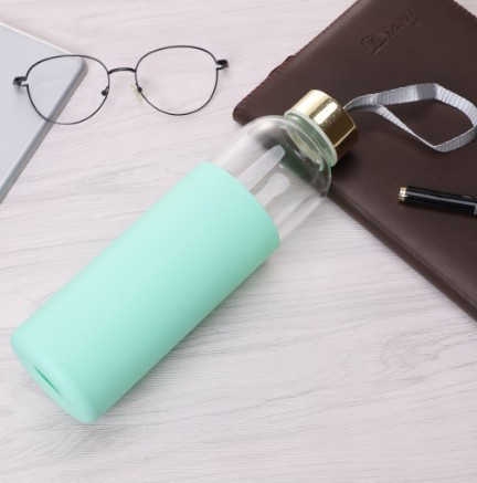 Glass sport bottle,heat resistant drinking glass bottle with wooden lid and siliscone sleeve