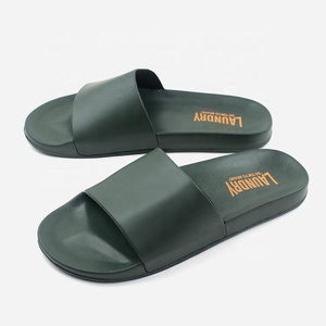 Sandalias deslizantes personalizadas para hombre, chanclas masculinas de gran tamaño, deslizantes de color liso, con logotipo - Product Image 1