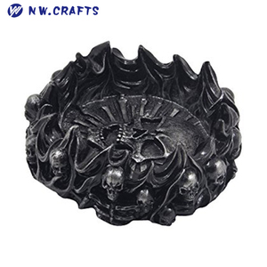 Decoratieve Schedels En Gekruiste In Flames Asbak Voor Spooky Skeleton Halloween Decoraties Of Middeleeuwse Kunst Beeldjes & Gothic