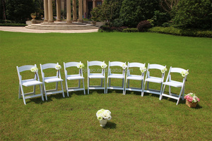 Chaise pliante d'extérieur en résine plastique blanche rembourrée de style Wimbledon pour événements de mariage et location en Amérique - Product Image 4