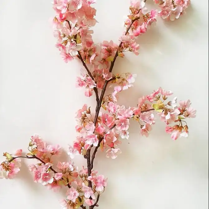 เชอร์รี่ประดิษฐ์สาขาดอกไม้ลำต้นผ้าไหมการจัดดอกไม้ประดิษฐ์สูงสำหรับตกแต่งงานแต่งงานที่บ้าน