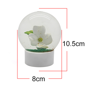 Vente en gros de boule à neige en résine sur mesure verre romantique <span class=keywords><strong>pas</strong></span> chère drôle 3d <span class=keywords><strong>mini</strong></span> vide bricolage amour fleur blanche souvenir cadeau - Product Image 6