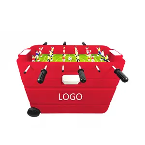 Casa compact plástico 60l caixa de refrigerador vermelho, com mini jogo de mesa de futebol foosball para festa da família interior e exterior