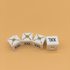 Marqueurs de taille en plastique blanc pré-imprimés avec étiquettes de cintre carrées XXS 5XL par impression Logo Numéro Disparité Tailles Vêtements - Product Image 3