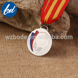 China fabricante al por mayor de encargo medallas militares con cinta - Product Image 3