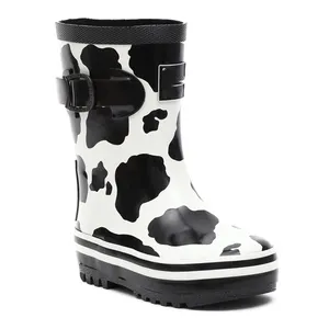 花式图案网上商店小 moq 黑色白色牛打印硅橡胶脚踝儿童雨靴雨靴与侧扣
