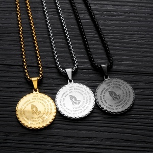 Collana con pendente in acciaio inossidabile con lettere incise grafate personalizzate classiche con mani in preghiera - Product Image 5