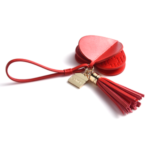 Portachiavi con Logo personalizzato a forma di cuore di vendita caldo portachiavi in pelle con nappe in metallo