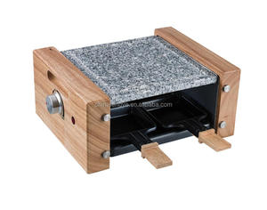 Gril à <span class=keywords><strong>raclette</strong></span> électrique pour <span class=keywords><strong>4</strong></span> <span class=keywords><strong>personnes</strong></span> avec manche en bois élégant pour se rassembler et se divertir! - Product Image 1