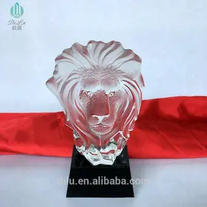 2018 नई डिजाइन डी लेजर उत्कीर्ण पशु क्रिस्टल शेर सिर उपहार स्मारिका पुरस्कार क्रिस्टल शेर ट्रॉफी कला शिल्प