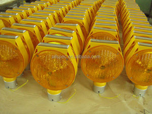 Luces de advertencia intermitentes LED solares para conos de tráfico y barricadas para seguridad vial y visibilidad - Product Image 5