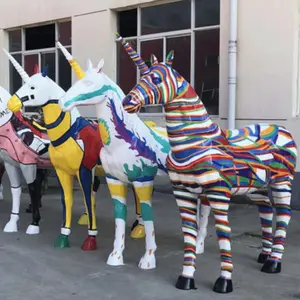 Custom esterno colorato a grandezza naturale in fibra di vetro resina scultura unicorno giardino statua