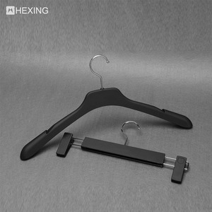 <span class=keywords><strong>Cintre</strong></span> en plastique caoutchouc noir personnalisé de luxe pour magasin de vêtements - Product Image 2