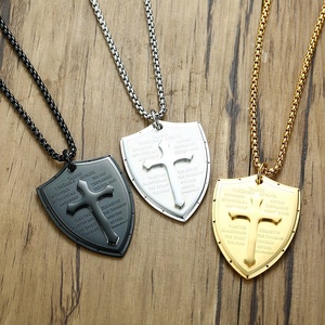 Collana con Pendente a Croce e Scudo in Acciaio Inossidabile con Versetto Biblico Inciso per Uomo - Product Image 4
