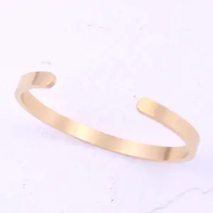 Nhà Máy Bán Buôn Phụ Nữ Chải 18K Mạ Vàng Thép Không Gỉ Đồng Bằng Cuff Khắc Bangle