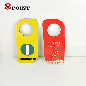 Logo personalizzato stampato porta appendiabiti Tag camera d'albergo appendiabiti promozionali per feste forniture