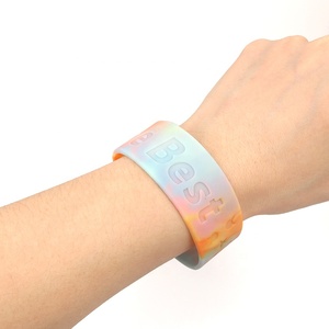 OEM Custom Gesneden Ingeslagen Logo Armbanden Gemengde Kleur Rainbow Charm Siliconen Polsbandjes voor Vrouwen