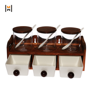 Set <span class=keywords><strong>di</strong></span> vasetti <span class=keywords><strong>di</strong></span> spezie in <span class=keywords><strong>vetro</strong></span> all'ingrosso Set <span class=keywords><strong>di</strong></span> contenitori in ceramica ciotole quadrate in porcellana <span class=keywords><strong>con</strong></span> cucchiaio e <span class=keywords><strong>coperchio</strong></span> del supporto in bambù per stoviglie - Product Image 5