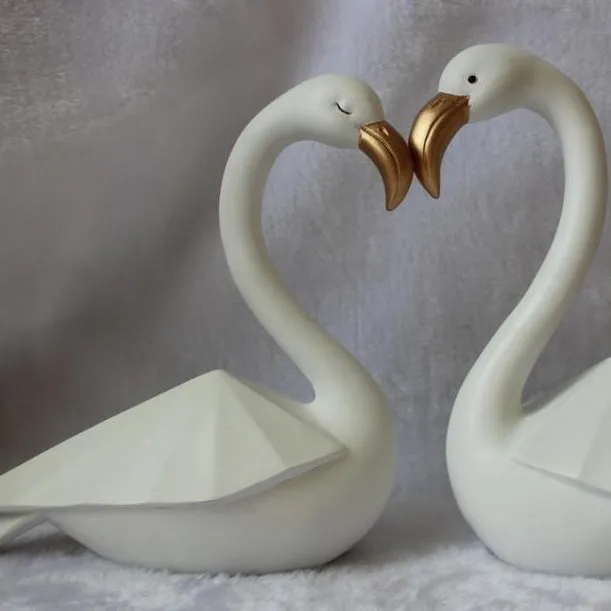 Wholesale Wedding Souvenir Exquisite Resin Crafts Gold And Silver Swan Figurine