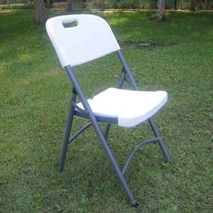 Chaise pliante en plastique blanc Mobilier de patio extérieur avec banc de salle à manger empilable et pliable aspect rotin pour une utilisation dans un parc d'entrée - Product Image 2