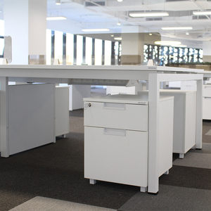 Postazione di lavoro scrivania Design moderno personalizzabile per quattro persone per ufficio scuola regolabile in alluminio supporto gambe mobili da ufficio