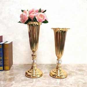 Trompetas Doradas <span class=keywords><strong>de</strong></span> Metal Pulido, <span class=keywords><strong>Centros</strong></span> <span class=keywords><strong>de</strong></span> <span class=keywords><strong>Mesa</strong></span> Altos para Bodas, <span class=keywords><strong>Jarrones</strong></span> - Product Image 1