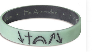 Bracelet en silicone avec peinture en spray personnalisée : <span class=keywords><strong>Il</strong></span> est venu, <span class=keywords><strong>il</strong></span> est mort, <span class=keywords><strong>il</strong></span> est ressuscité, <span class=keywords><strong>il</strong></span> a ascendé, <span class=keywords><strong>il</strong></span> reviendra - Product Image 2