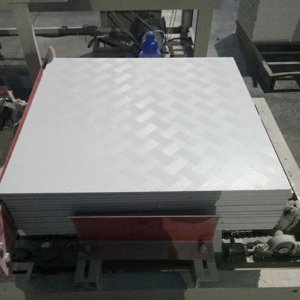 Équipement de stratification de plaques de plâtre. Ligne de production de carreaux de plafond en pvc prix des machines - Product Image 4