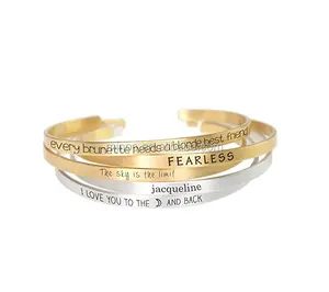 Pulseira de Aço Inoxidável com Mantra Inspirador, Bracelete Aberto com Citação em Relevo - Product Image 1