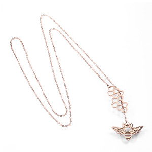 Pendentif animal en <span class=keywords><strong>acier</strong></span> <span class=keywords><strong>inoxydable</strong></span> plaqué or au design unique Collier à chaîne creuse en forme d'abeille nid d'abeille - Product Image 4